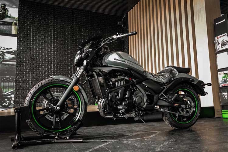 Vừa qua, loạt xe môtô  Kawasaki Vulcan S Cafe 2018 đã chính thức có mặt tại một số đại lý của hãng xe Kawasaki tại thị trường Việt Nam. Với tạo hình mới mang phong cách của một mẫu xe cổ điển, Vulcan S đã để lại ấn tượng mạnh với những người đam mê môtô phân khối lớn nhưng lại yêu thích sự xê dịch trên những dòng xe hoài cổ.